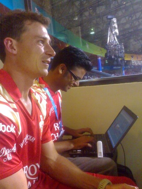 Blogging while Dale Steyn looks on
